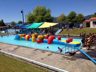 The Murupara Pool on a sunny, busy summer day.