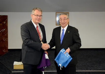 Whakatāne Mayor Tony Bonne , left, and Shibukawa Mayor Sadaji Akutsu.