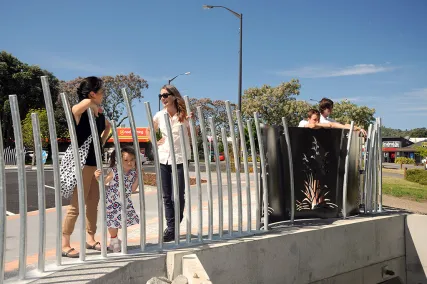 The reed-inspired handrails at the new Strand culvert crossing point reflect the area’s historic importance as the source of an intensely black mud used for dyeing harakeke (flax).