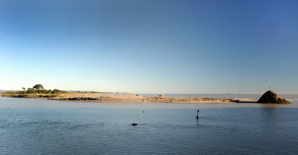 The sand spit on the western side of the Whakatāne River mouth needs to be lowered to ensure that any extreme flood flows can break through, reducing the risk of flooding upstream.